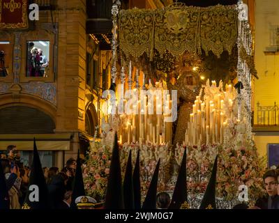 Prozession der Hoffnung von Triana am frühen Morgen der Karwoche in Sevilla, Spanien Stockfoto