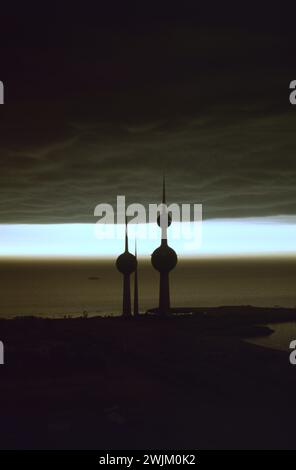 Erster Golfkrieg: Der 12. März 1991 Tag wird in Kuwait City durch den Rauch brennender Ölquellen, die von zurückziehenden irakischen Soldaten sabotiert wurden, zur Nacht gewendet. Stockfoto