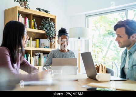 Eine Gruppe von Kollegen versammelte sich im Büro Stockfoto