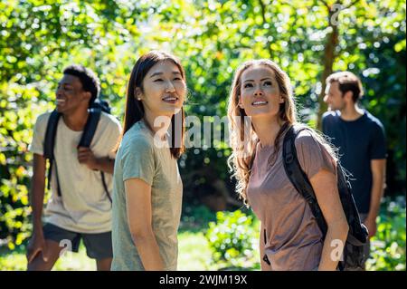 Zwei Frauen, die während des Wanderausflugs aufschauen Stockfoto