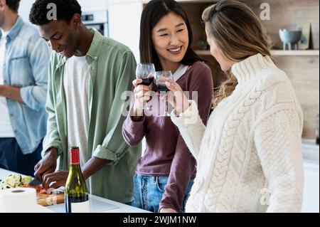 Zwei Freunde, die beim Wiedersehen der Freunde mit einer Weinbrille anstoßen Stockfoto