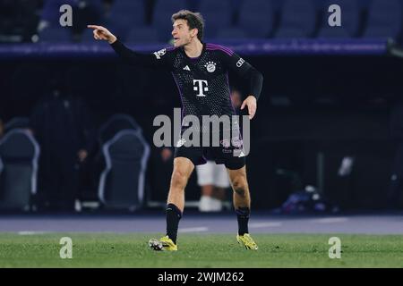 Bayern Münchens deutscher Stürmer Thomas Muller gestikulierte am 14. Februar 2024 beim Achtelfinale der UEFA Champions League, dem Fußball-Erstleg zwischen SS Lazio und Bayern München in Rom. Stockfoto