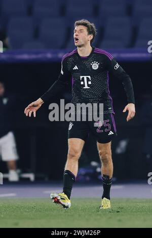 Bayern Münchens deutscher Stürmer Thomas Muller gestikulierte am 14. Februar 2024 beim Achtelfinale der UEFA Champions League, dem Fußball-Erstleg zwischen SS Lazio und Bayern München in Rom. Stockfoto