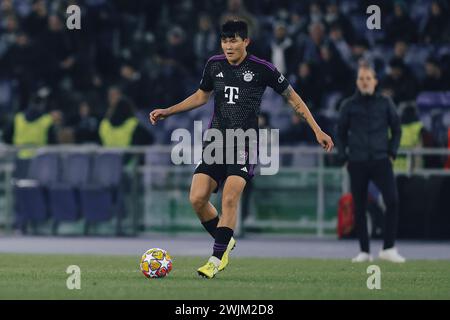 Bayern Münchens koreanischer Abwehrspieler Kim Min-Jae kontrolliert den Ball während des Achtelfinales der UEFA Champions League, dem Erstleg zwischen SS Lazio und Bayern München am 14. Februar 2024 in Rom. Stockfoto