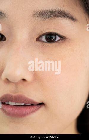 Framing face of a young adult woman looking at the camera Stockfoto