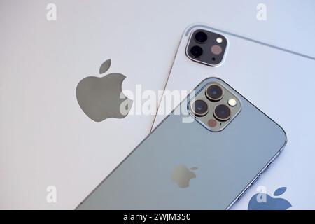 KIEW, UKRAINE - 4. MAI 2023: Apple Marken Geräte iphone und ipad liegen auf macbook Body Nahaufnahme Stockfoto