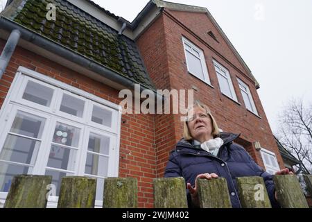 PRODUKTION - 14. Februar 2024, Schleswig-Holstein, Lübeck-Travemünde: Renate Paulien-Wittmaack, Bezirksvorsitzende der Jugendorganisation SJD - die Falken, steht vor dem Jugendzentrum "Haus Seeblick" im Brodten-Bezirk an der Ostsee. Das Jugendzentrum Haus Seeblick, direkt an den Brodtenfelsen gelegen, ist nach einem weiteren Randabbruch für Kinder- und Jugendarbeit geschlossen. Nur gut vier Meter liegen zwischen einer Ecke des 'Haus Seeblick' und dem Abgrund. Ende Januar fiel ein Baum entlang des Randes und hinterließ ein Loch im Fußweg vor dem Haus. Foto: Marc Stockfoto