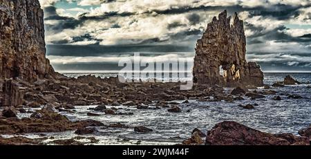 Strand von El Portizuelo, Felsen Óleo Furáo, geschützte Landschaft der Asturienküste, Kantabrisches Meer, Luarca, Principado de Asturias, Spanien, E Stockfoto