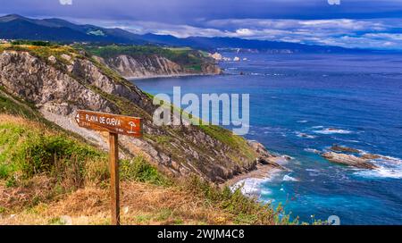 Vidio Cliffs Path, Kantabrisches Meer, Umgebung des Leuchtturms Cabo de Vidio, Cudillero, Principado de Asturias, Spanien, Europa Stockfoto