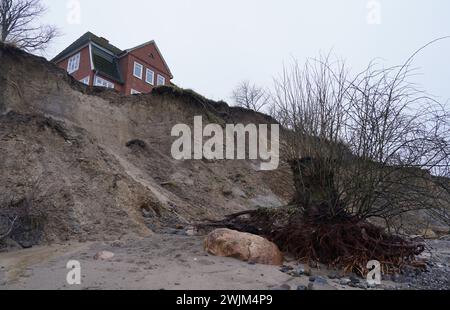 PRODUKTION - 14. Februar 2024, Schleswig-Holstein, Lübeck-Travemünde: Blick auf die gebrochene Klippe im Jugendzentrum Haus Seeblick der Jugendorganisation SJD - die Falken, auf der Klippe im Stadtteil Brodten an der Ostsee. Das direkt an den Brodtenfelsen gelegene Jugendzentrum Haus Seeblick ist nach einer weiteren Randabbruch nun für Kinder- und Jugendarbeit geschlossen. Nur gut vier Meter liegen zwischen einer Ecke des 'Haus Seeblick' und dem Abgrund. Ende Januar fiel ein Baum entlang des Randes und hinterließ ein Loch im Fußweg vor dem Haus. Foto: Marcus Brandt/dpa Stockfoto