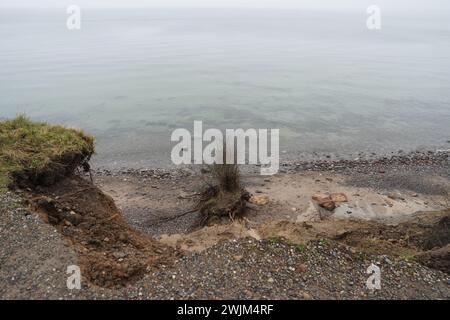 PRODUKTION - 14. Februar 2024, Schleswig-Holstein, Lübeck-Travemünde: Blick auf die gebrochene Klippe im Jugendzentrum Haus Seeblick der Jugendorganisation SJD - die Falken, auf der Klippe im Stadtteil Brodten an der Ostsee. Das direkt an den Brodtenfelsen gelegene Jugendzentrum Haus Seeblick ist nach einer weiteren Randabbruch nun für Kinder- und Jugendarbeit geschlossen. Nur gut vier Meter liegen zwischen einer Ecke des 'Haus Seeblick' und dem Abgrund. Ende Januar fiel ein Baum entlang des Randes und hinterließ ein Loch im Fußweg vor dem Haus. Foto: Marcus Brandt/dpa Stockfoto