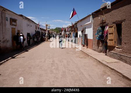 Staubige Straße im Zentrum der Stadt unter blauem Himmel, San Pedro de Atacama, Chile. Stockfoto