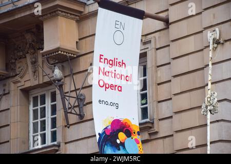 London, Großbritannien. Februar 2024. Ein Banner der English National Opera (ENO) vor dem Coliseum Theater im Londoner West End, als Musiker ihren Streik abbrechen, nachdem sie eine Einigung erzielt haben. Quelle: Vuk Valcic/Alamy Live News Stockfoto