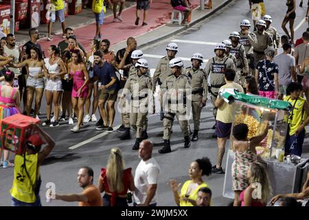 salvador, bahia, brasilien - 10. februar 2024: Bahia-Militärpolizisten, die während des Karnevals in der Stadt Salvador gesehen wurden. Stockfoto