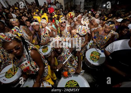 salvador, bahia, brasilien - 11. februar 2024: Rituelle Abfahrt aus dem Ile Aiye-Block zum Karneval in Salvador. Stockfoto