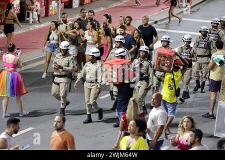 salvador, bahia, brasilien - 10. februar 2024: Bahia-Militärpolizisten, die während des Karnevals in der Stadt Salvador gesehen wurden. Stockfoto