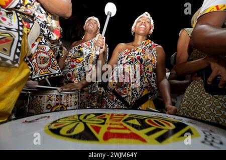 salvador, bahia, brasilien - 11. februar 2024: Rituelle Abfahrt aus dem Ile Aiye-Block zum Karneval in Salvador. Stockfoto