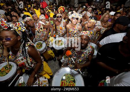 salvador, bahia, brasilien - 11. februar 2024: Rituelle Abfahrt aus dem Ile Aiye-Block zum Karneval in Salvador. Stockfoto