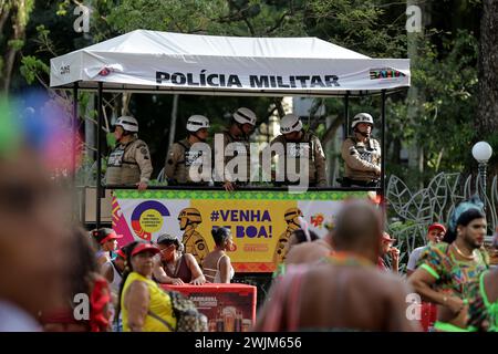 salvador, bahia, brasilien - 10. februar 2024: Bahia-Militärpolizisten, die während des Karnevals in der Stadt Salvador gesehen wurden. Stockfoto