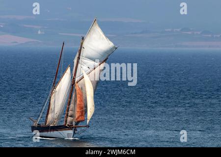 Alte Takelage in der Bucht von Douarnenez, Finistère, Bretagne Stockfoto