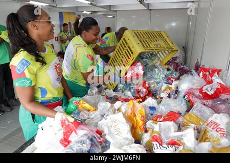 Abfallrecyclinganlage salvador, bahia, brasilien - 11. februar 2024: Arbeiter in einem Recyclingzentrum für Abfälle aus dem Karneval in Salvador. SALVADOR BAHIA BRASILIEN Copyright: XJoaxSouzax 110124JOA4313552 Stockfoto