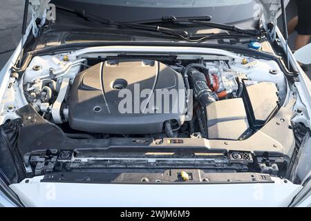 Berlin, Deutschland - 20. August 2022: Abdeckung des Volvo V60 T8 Polestar eAWD Elektrohybridmotors der dritten Generation im Motorraum des Volvo V60 der dritten Generation Stockfoto