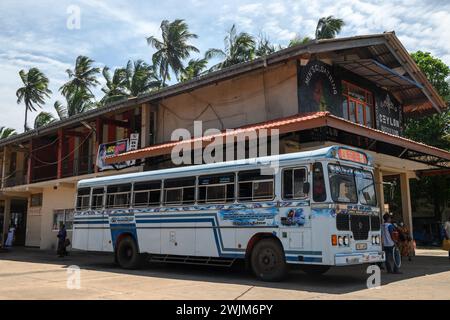Dikwella, Sri Lanka - 23.02.2023 regulärer öffentlicher Bus. Bushaltestelle in Dikwella und lokaler Bus nach Matara. Busse auf der Straße sind am weitesten verbreitet Stockfoto