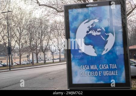 Foto Andrea Alfano/LaPresse 16 Febbraio 2024, Torino, Italia - Cronaca - Turin, nuova Opera dello Street Artist Andrea Villa, intitolata “Casa mia, casa tua” im Corso Regio Parco angolo Corso Novara - Nella foto: L'Opera “Casa mia, casa tua” di Andrea Villa. 16. Februar 2024, Turin, Italien - Nachrichten - Turin, neues Werk “Casa mia, casa tua” von Andrea Villa Street Artist zwischen Corso Regio Parco und Corso Novara - im Bild “Casa mia, casa tua” von Andrea Villa Credit: LaPresse/Alamy Live News Stockfoto