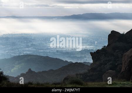 Los Angeles San Fernando Valley mit Sturmwolken und Nebel. Foto gemacht im Rocky Peak Park zwischen Chatsworth und Simi Valley in Südkalifornien. Stockfoto