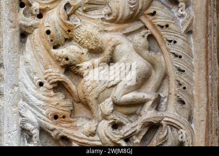 Ein Mann, der gegen die Versuchungen und das Böse kämpft - Detail der „portale Maggiore“ (Haupteingang) - Kathedrale von Modena, ein Juwel im romanischen Stil Stockfoto