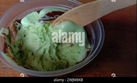 Das Foto ist ein Foto von Eis mit Avocado-Geschmack in einer Tasse mit schwarzem Hintergrund Stockfoto