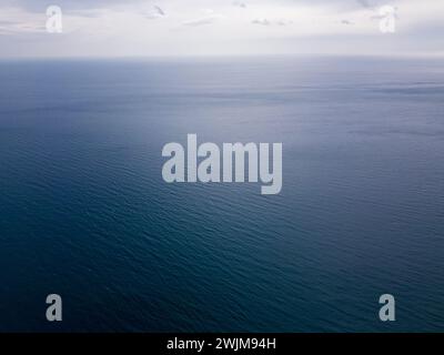 Blaues Meer von oben nach unten Stockfoto