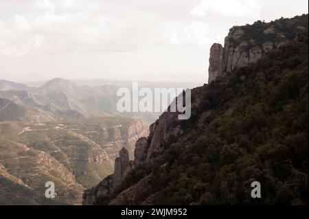 Der Berg Montserrat mit dem Benediktinerkloster Santa Maria de Montserrat in Katalonien, Spanien auf einem hohen Berg mit Aussicht, in der Nähe von Barcelona Stockfoto