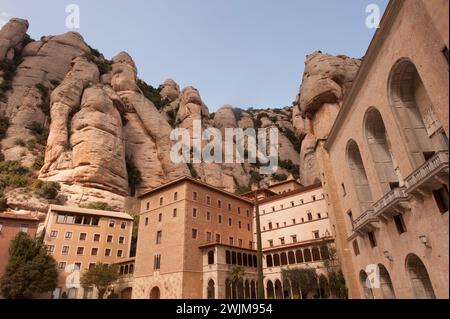 Der Berg Montserrat mit dem Benediktinerkloster Santa Maria de Montserrat in Katalonien, Spanien auf einem hohen Berg mit Aussicht, in der Nähe von Barcelona Stockfoto