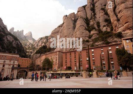 Der Berg Montserrat mit dem Benediktinerkloster Santa Maria de Montserrat in Katalonien, Spanien auf einem hohen Berg mit Aussicht, in der Nähe von Barcelona Stockfoto