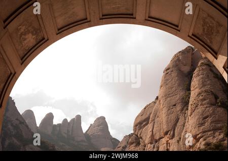 Der Berg Montserrat mit dem Benediktinerkloster Santa Maria de Montserrat in Katalonien, Spanien auf einem hohen Berg mit Aussicht, in der Nähe von Barcelona Stockfoto