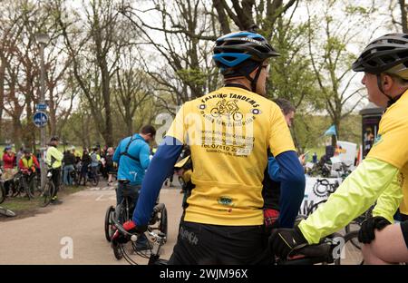 Ein sprechender Tandems sehbehinderter Mann steht im Vordergrund von Hunderten von Radfahrern und Menschen mit Fahrrädern durch die Straße von Edinburgh Stockfoto