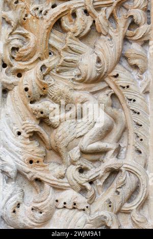 Ein Mann, der gegen die Versuchungen und das Böse kämpft - Detail der „portale Maggiore“ (Haupteingang) - Kathedrale von Modena, ein Juwel im romanischen Stil Stockfoto