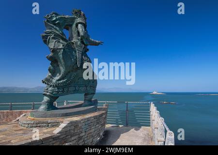 Irland, County Kerry, Fenit, Bronzeskulptur von St Brendan the Navigator von Tighe O Donoghue auf dem Samphire Rock im Hafen. Stockfoto