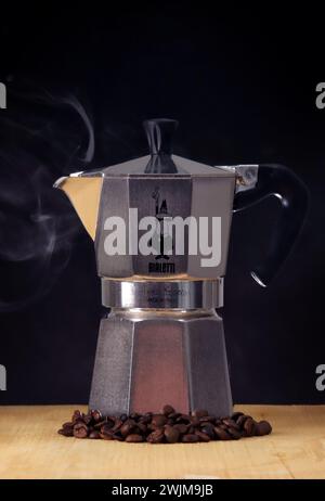 Italien, Jahr 2024, traditionelle Kaffeekanne, typisch italienisches Werkzeug für die Kaffeezubereitung, illustrativer Leitartikel Stockfoto