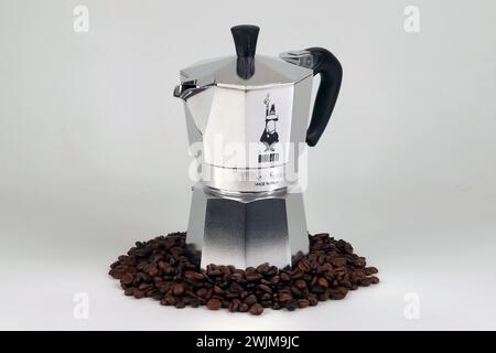 Italien, 17. Bis 2024. februar, traditionelle Kaffeekanne, typisch italienisches Werkzeug zur Kaffeezubereitung, illustrativer Leitartikel Stockfoto