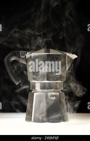 Italien, Jahr 2024, traditionelle Kaffeekanne, typisch italienisches Werkzeug für die Kaffeezubereitung, illustrativer Leitartikel Stockfoto