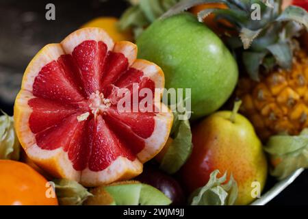 Eine silberne Schüssel gefüllt mit verschiedenen Früchten und Gemüse Stockfoto