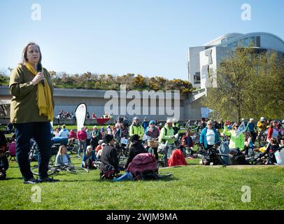 SNP-Ratsmitglied Lesley MacInnes, der Verkehrsbeauftragte des rates, spricht vor dem Parlament, um zu protestieren und für sicherere Straßen zu demonstrieren Stockfoto