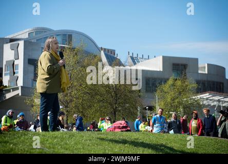 SNP-Ratsmitglied Lesley MacInnes, der Verkehrsbeauftragte des rates, spricht vor dem Parlament, um zu protestieren und für sicherere Straßen zu demonstrieren Stockfoto