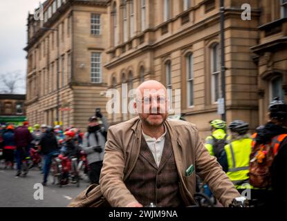 Patrick Harvie, MSP, Vorsitzender der Scottish Green Party, fährt sein Fahrrad bei einem Radprotest, um auf einem jährlichen Pedal auf Parli für sicherere Straßen zu demonstrieren Stockfoto