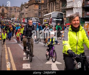 Hunderte von Radfahrern und Radfahrern radeln durch die Straßen Edinburghs zum Parlament, um zu protestieren und für sicherere Straßen an zu demonstrieren Stockfoto