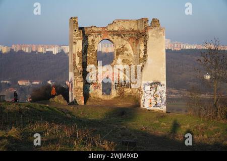 Ein Paar, das eine Burgruine von einem Hügel in Prag bewundert Stockfoto