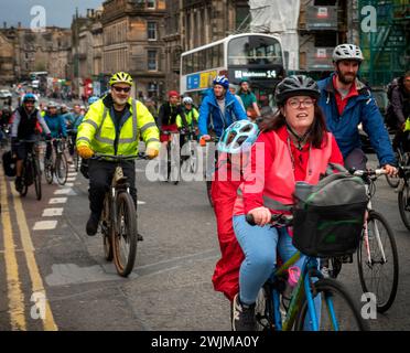 Hunderte von Radfahrern und Radfahrern radeln durch die Straßen Edinburghs zum Parlament, um zu protestieren und für sicherere Straßen an zu demonstrieren Stockfoto