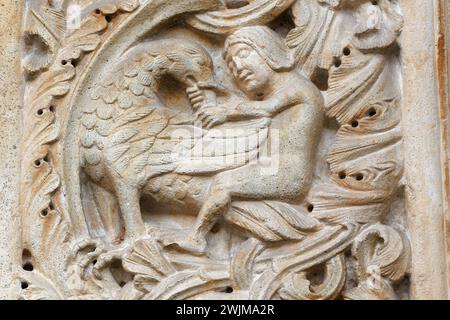 Ein Mann, der gegen die Versuchungen und das Böse kämpft - Detail der „portale Maggiore“ (Haupteingang) - Kathedrale von Modena, ein Juwel im romanischen Stil Stockfoto